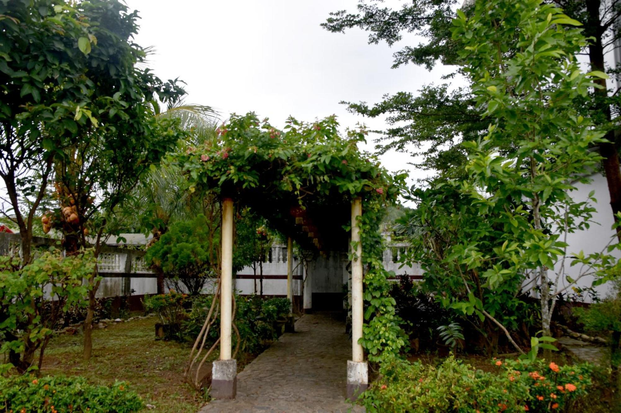 Isla De Oro Hotel Mamburao Exterior photo
